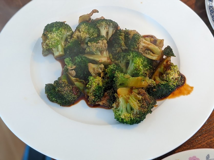 Brokkoli in chinesischer dunkler Soße