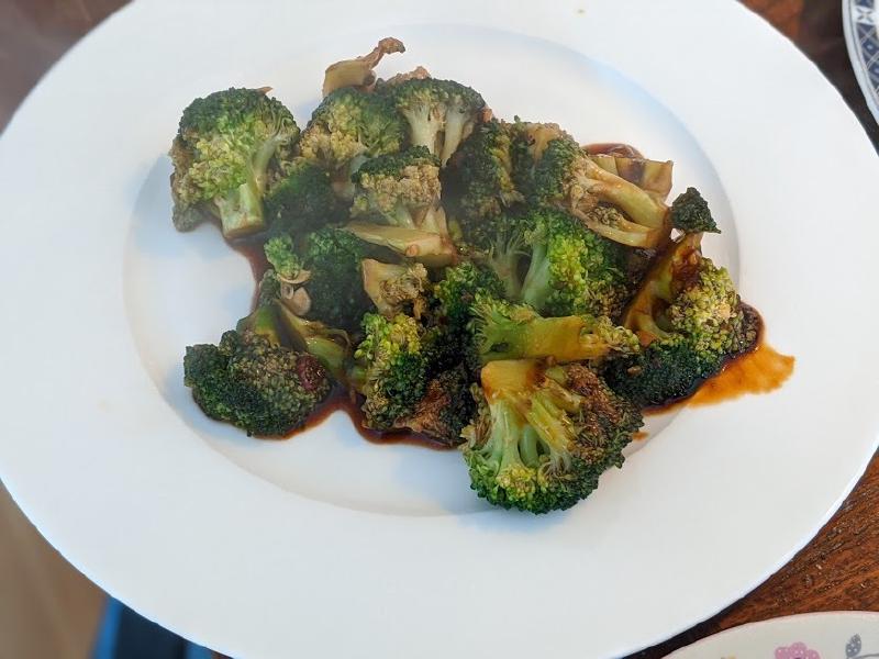 Brokkoli in chinesischer dunkler Soße