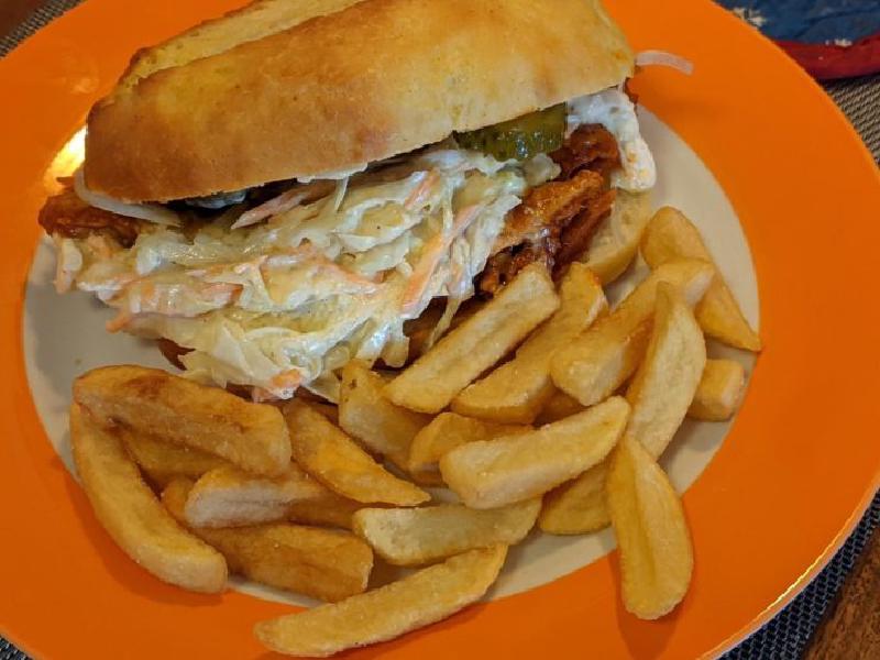 Veganes Pulled Pork Sandwich mit Coleslaw