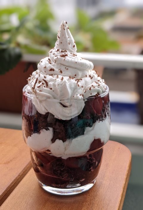 Kirsch-Trifle im Dessertglas