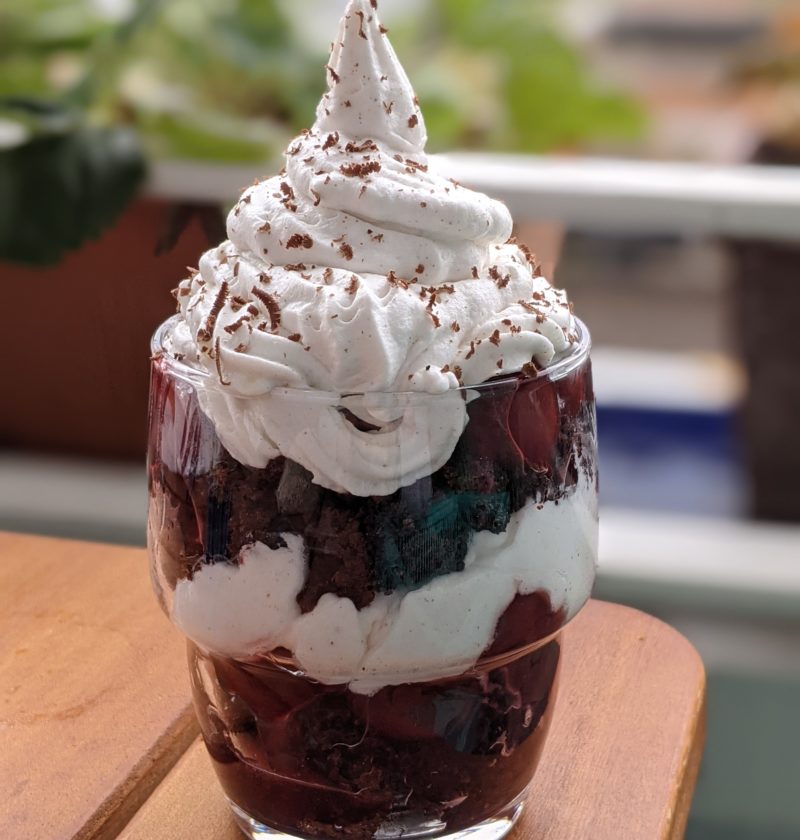 Kirsch-Trifle im Dessertglas