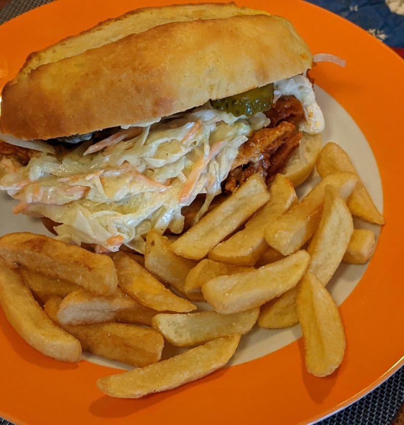 Veganes Pulled Pork Sandwich mit Cole Slaw